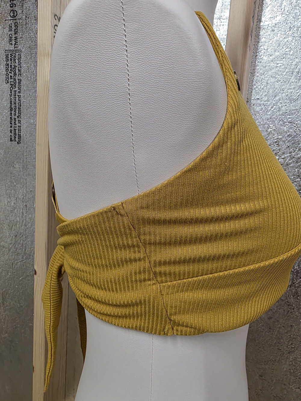 LOVE FITNESS Ribbed V-Neck Crop Top in Mustard Size Large - Picture 4 of 6